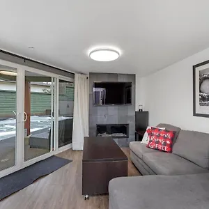 Tranquil Oasis 2 Bedroom With Pool View Holiday home